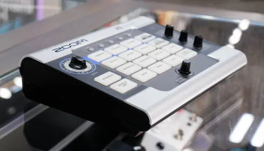 Zoom - V3 Multi-effects Vocal Processor 2